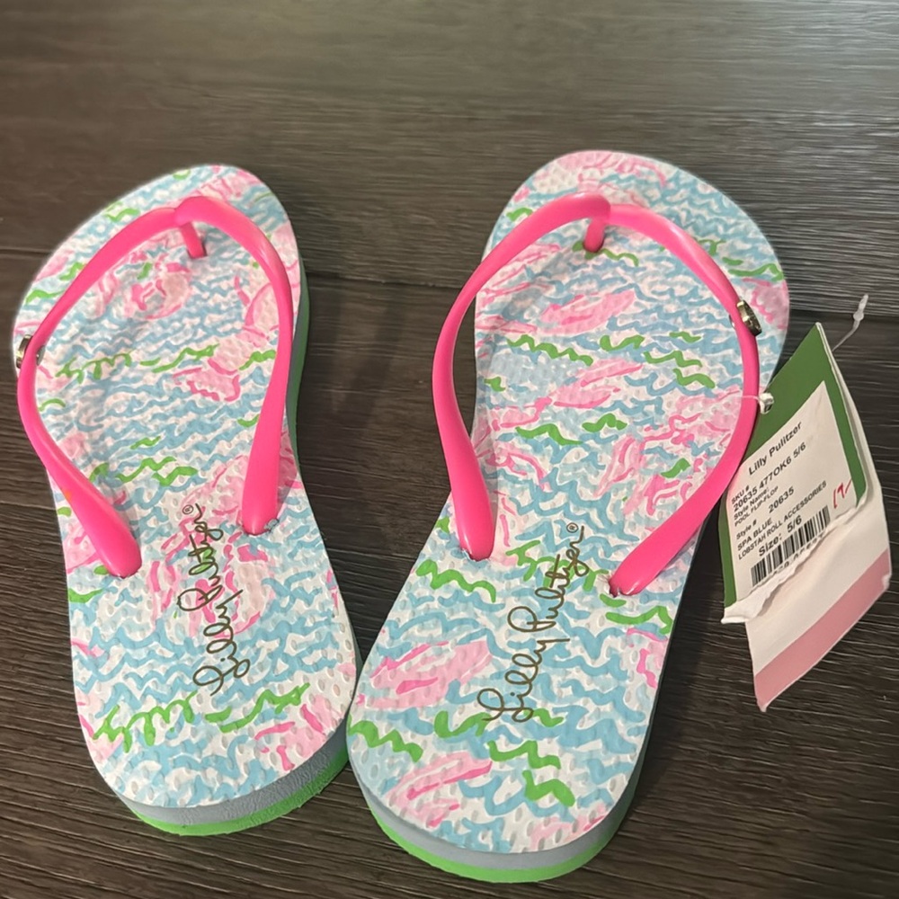 Lilly Pulitzer pool flip flops in spa blue Lobstah Roll. Size small (5/6).